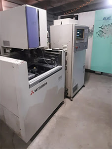 Mitsubishi Electric FX-10 (1996 | бу) – погружной электроэрозионный проволочно-вырезной станок с ЧПУ