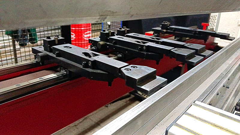 AMB-10031N (2022 | бу) - серво-гидравлический листогибочный пресс с ЧПУ